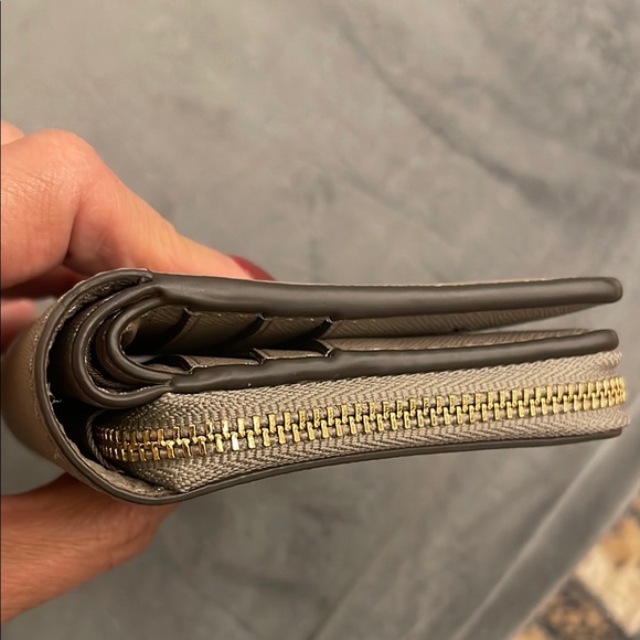 Tory Burch wallet with zipper and multiple slots for cards - Picture 9 of 10